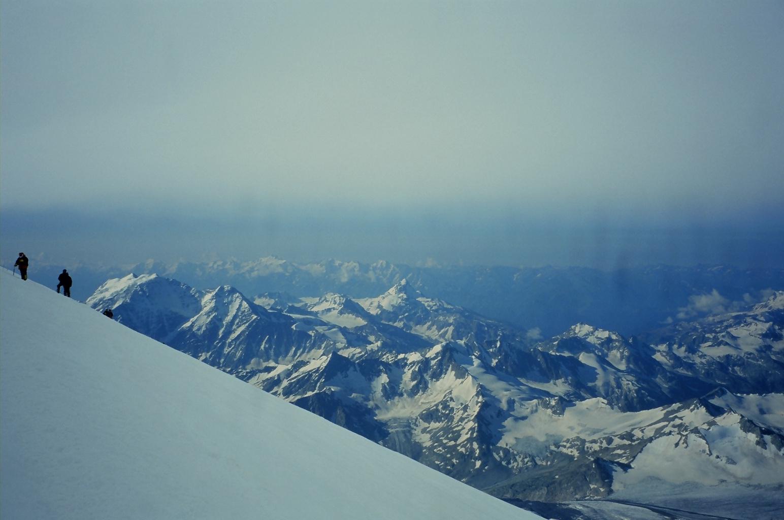 Utsikt fra sadelen til Elbrus 5416m