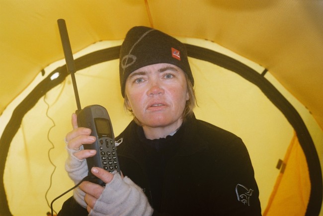 Rita snakker med Hilde Kari på satelittelefon fra Antarktis