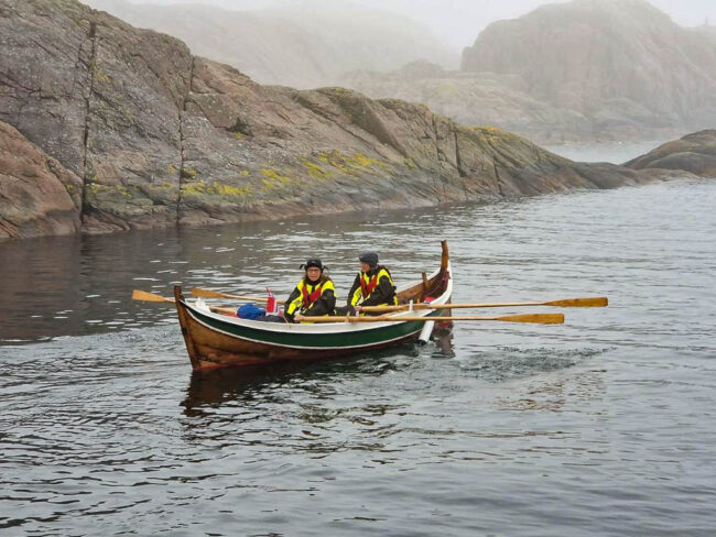 Rita og Ine-Lill ror ut fra Lindesnes. Foto: Lise Christensen