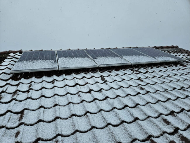 Solcellepanel på taj ned lett snølag