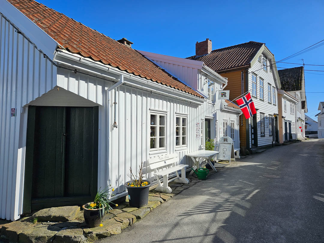 Trehus i Sogndalstrand i solskinn... i går. Hviledagen kom med snø.